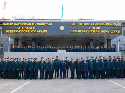 Қорғаныс министрі жаңадан ашылған әскери-спорт колледжінің кадеттерімен кездесті