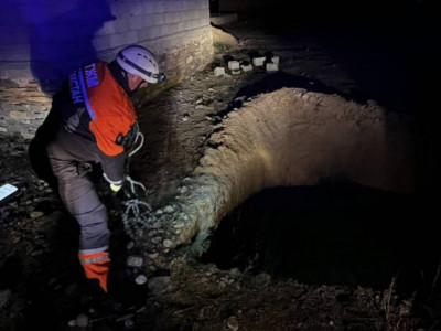 Терең шұңқырға түсіп кеткен: Жамбыл облысында құтқарушылар әйелге көмектесті