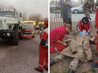 Талдықорғанда жеңіл автокөлік әскери жүк көлігімен соқтығысты