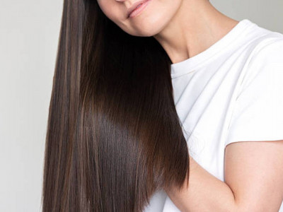 Түзу әрі жылтыр шаш әйелді жас әрі әдемі етіп көрсетеді – ғылыми зерттеу