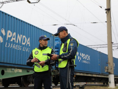 Астанада үш бала жүк пойызының вагонына шығып, 70 км жолды жүріп өткен