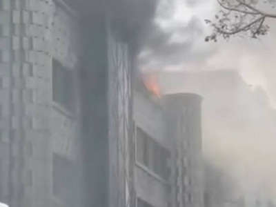 Алматыда 4 қабатты ғимарат өртеніп кетті