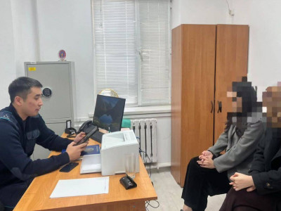 Атыраудағы жаяу жүргіншілер өткелінде жатқан екі қыз жауапқа тартылды (ВИДЕО)