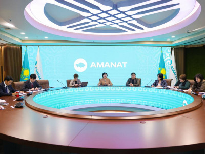 Цифрлық сауаттылық: «AMANAT» партиясы педагогтарға жан-жақты қолдау көрсетуде