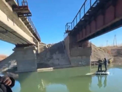 Түркістан облысында 2 адам мінген көлік суға түсіп кетті