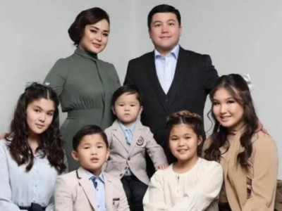 «Әкемді жамандап жазған сөздерді оқу маған ауыр тиеді»: Тұрсынбек Қабатовтың қызы жазба жариялады