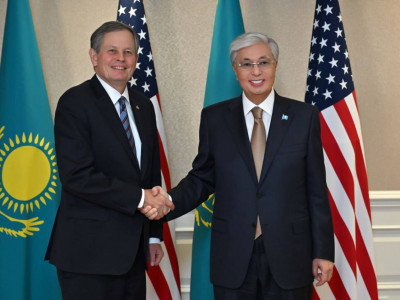 Қасым-Жомарт Тоқаев америкалық сенатор Стив Дэйнспен жүздесті