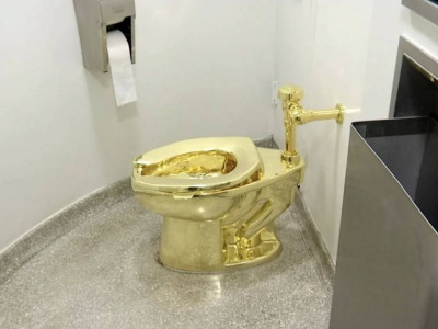 Алтыннан жасалған унитаз аукционға қойылды