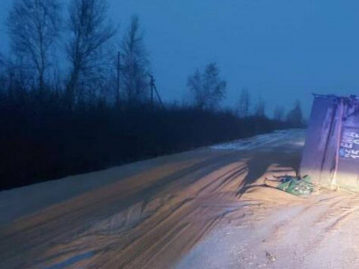 Солтүстік Қазақстанда арпа тиелген жүк көлігі аударылды