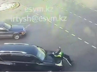Алматыда жол қозғалысын реттеп тұрған полицейді көлік қағып кетті