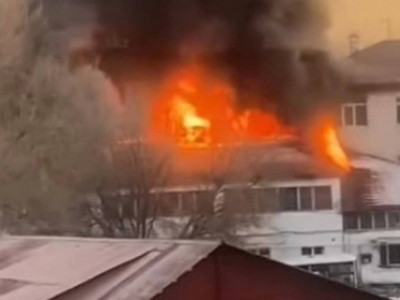 Шұғыл: Алматыда балалар үйі ғимараты өртеніп жатыр (ВИДЕО)