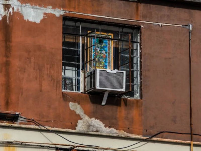 «Реанимацияда жатыр»: Астанада фельдшердің басына 9-қабаттағы кондиционер құлап кеткен