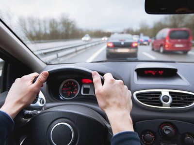 Жолда қатар тұрған көліктің жүргізушісіне әдепсіз іс-қимыл көрсеткен азамат жазаланды