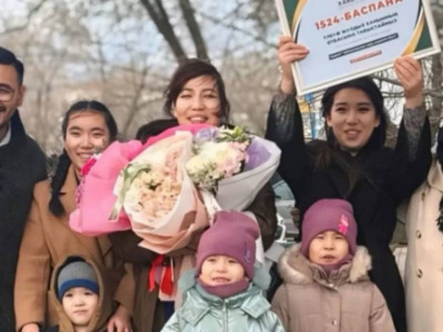 Анасынан ажыраған бес бала отбасымен қайта қауышып, жаңа пәтерге ие болды