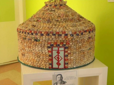 Ақтөбелік оқушылар 4 мың асықтан киіз үйдің макетін жасады