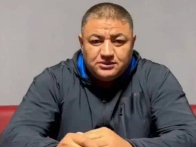 Хасан Қасымбаев сот залының әйнегін сындырып, жанжал шығарды