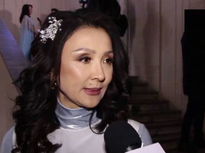 «Сөзін 2 апта жаттадым»: Меруерт Түсіпбаева қытай тілінде ән айтты (ВИДЕО)