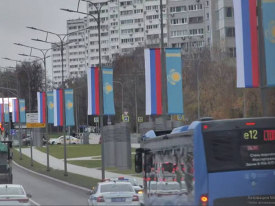 Қазақстанның көк туы Мәскеу көшелерінде желбіреп тұр