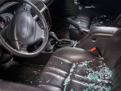 Атбасарда жасөспірім өгей әкесінің машинасын теуіп кетіп, төрт көлікті соққан