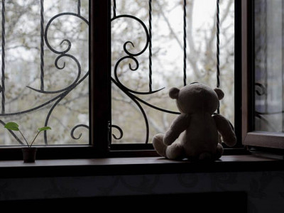 Атырауда 2 жасар сәби балконнан құлап көз жұмды