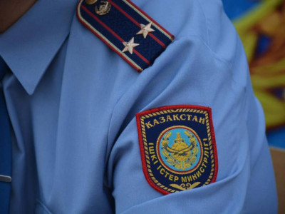 Өскеменде ер адам аулада пышақпен жүгіріп жүрген