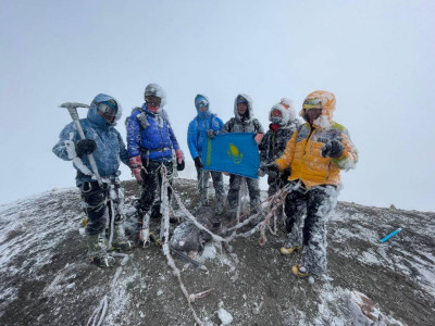 Тұңғыш рет қазақ азаматы Қазақстанның Туын әлемдегі ең биік 7 жанартауда желбіретті