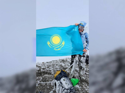Тұңғыш рет қазақ азаматы Қазақстанның Туын әлемдегі ең биік 7 жанартауда желбіретті