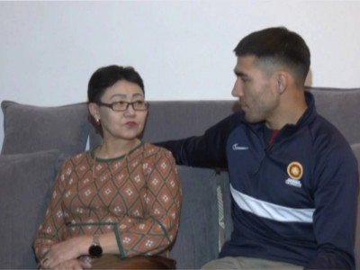 «Жыладым, жүрегім ауырды»: Көкшетаулық жігіт анасына бауырын беріп донор болды