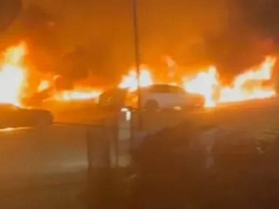 Tesla автосалонының автотұрағында 20-дан астам көлік өртенді