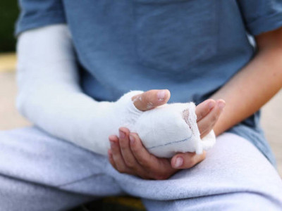 Ақтөбеде 10 жастағы баланы мектеп алаңында соққыға жыққан