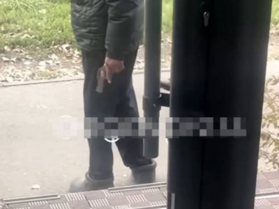 Алматыда тапанша ұстаған ер адам бойжеткенді аңдыған