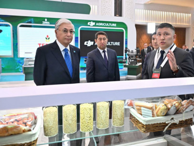 Тоқаев ауыл шаруашылығындағы цифрлық шешімдер көрмесін аралап көрді