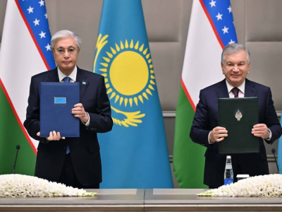 Қасым-Жомарт Тоқаев пен Шавкат Мирзиёев бірнеше құжатқа қол қойды