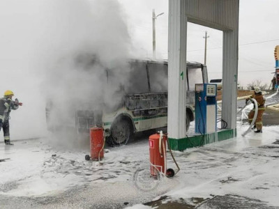 Атырау облысында жанармай бекетінде автобус өртеніп кетті