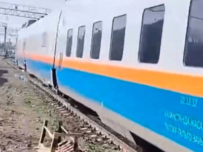 Жамбылда автокөлік жүріп келе жатқан пойыздың вагонына соғылған