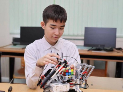 Астаналық оқушы 1 минутта кубик рубик жинайтын робот жасап шығарды