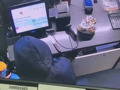 Ақтаулық ер адам жанармай бекетінде кассирді пышақпен қорқытып, тонап кетті