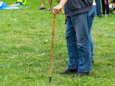 Атырауда 73 жастағы ер адам туысын пышақтаған