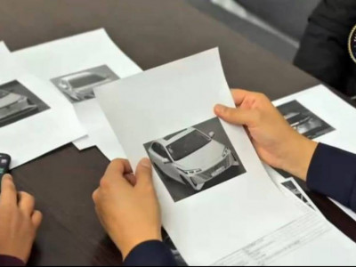 Автосалон қызметкері жаңа көліктерге жалған мемлекеттік нөмір орнатқан