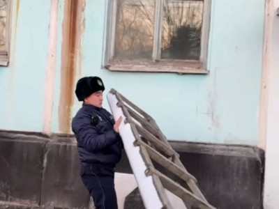 ШҚО-да полицейлер үйінде ес-түссіз жатқан әйелді құтқарып қалды