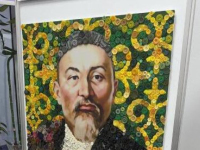 Астаналық бүлдіршіндер түймеден Абай Құнанбайұлының портретін жасап шықты