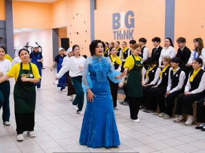 Астанада 700 студенттің қатысуымен «Еңбек адамы» әніне бейнебаян түсірілді