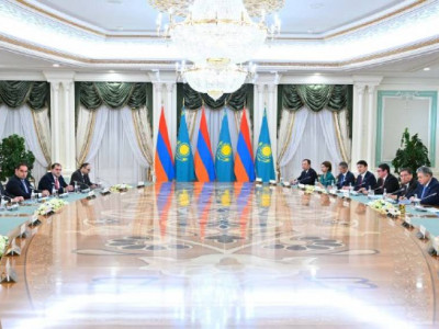 Мемлекет басшысы мен Армения Премьер-министрі кеңейтілген құрамда келіссөз жүргізді