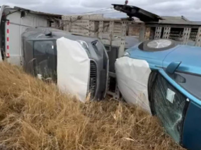 Ақмола облысында жаңа автокөліктер тиелген жүк көлігі аударылып кетті (ВИДЕО)