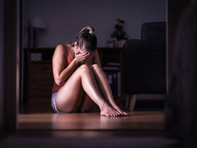 «Жатырын да жыртып жіберген»: Шымкентте өз үйінде зорланған қыз әділдік іздейді