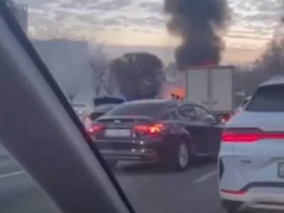 Алматыдағы әл-Фараби даңғылында көлік өртеніп кетті