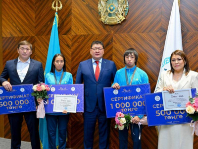 Абай облысының әкімі Сурдлимпиада ойындарының жүлдегерлеріне сыйақы табыстады