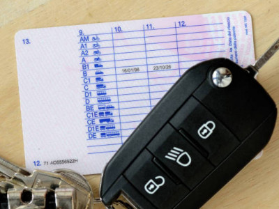 «Жүргізуші куәлігін алып беремін»: Семейде жас жігітті алдаған келіншекке іс қозғалды