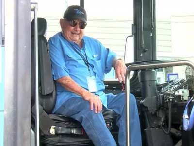 "Әлі зейнетке шыққысы жоқ": 95 жастағы америкалық азамат ең кәрі автобус жүргізушісі атанды