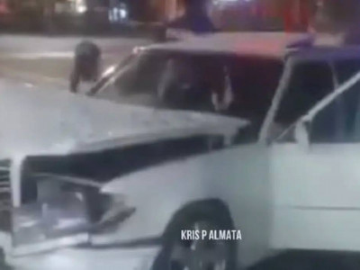 Алматыда мас жүргізуші автобус аялдамасына соғылды